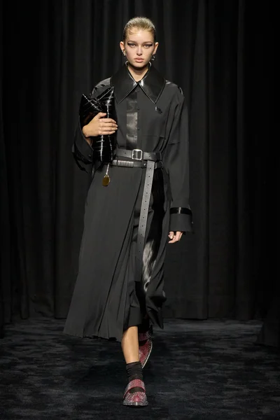 Look 16